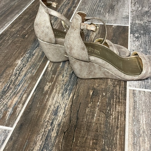 Kenneth Cole Reaction gold wedge sandals.  Like new condition. - Picture 3 of 6